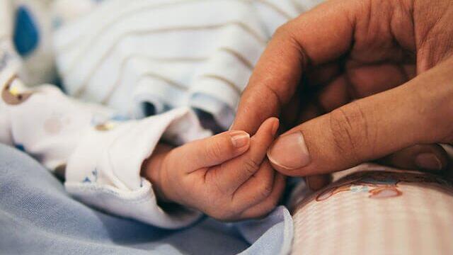 Abuela dio a luz a su nieta para que pareja gay pudiera tener un hijo Abuela dio a luz a su nieta para que pareja gay pudiera tener un hijo