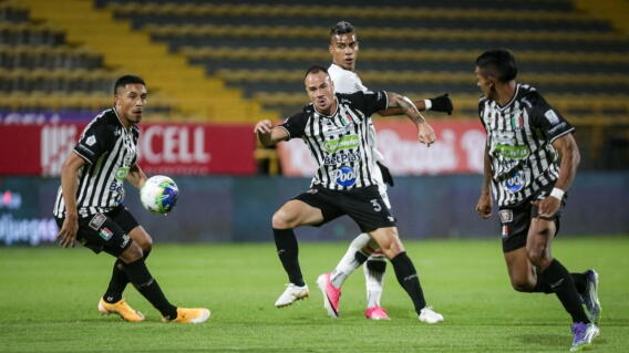 Acción de juego entre Fortaleza y Once Caldas por la octava jornada de la Liga BetPlay II-2026.