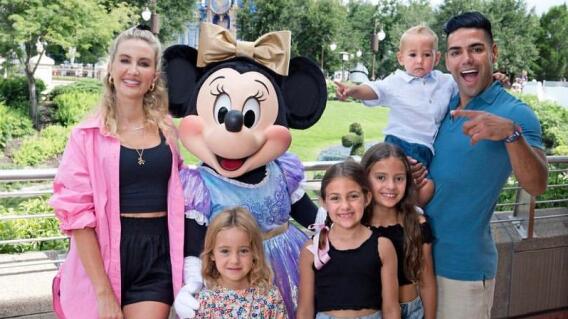 Falcao García junto a su familia Falcao García junto a su familia