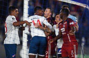 Disputa en cancha entre jugadores de Nacional de Uruguay e Independiente Medellín. Disputa en cancha entre jugadores de Nacional de Uruguay e Independiente Medellín.