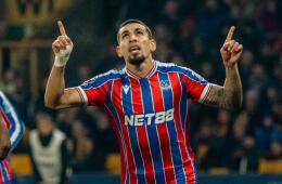 Daniel Muñoz, lateral colombiano que milita en el Crystal Palace. 