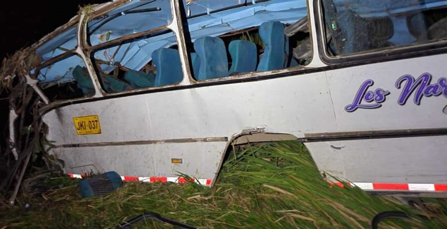 Dos mineros murieron y más de 20 resultaron heridos luego de que bus rodara por un abismo