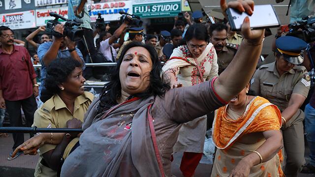 Pese a tensiones, una tercera mujer entró en uno de los santuarios más sagrados del hinduismo