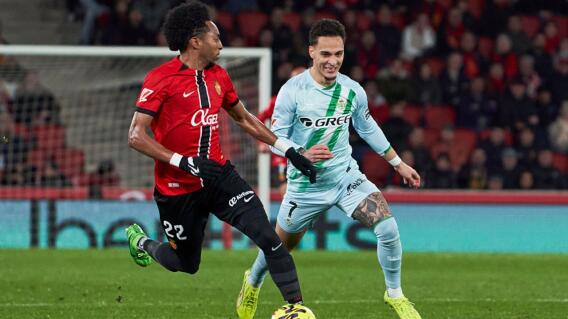 Johan Mojica en Mallorca vs. Betis por la Liga de España.