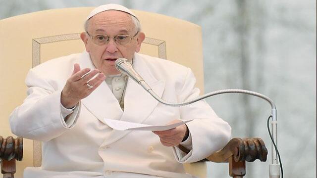 El papa Francisco insta a jóvenes cubanos a "ir adelante" y dice que "no están solos"