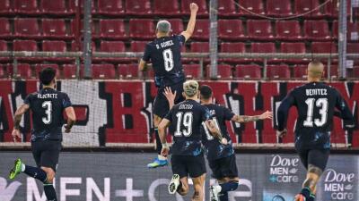 Jugadores de Paraguay y un festejo de gol contra Grecia en partido de preparación.