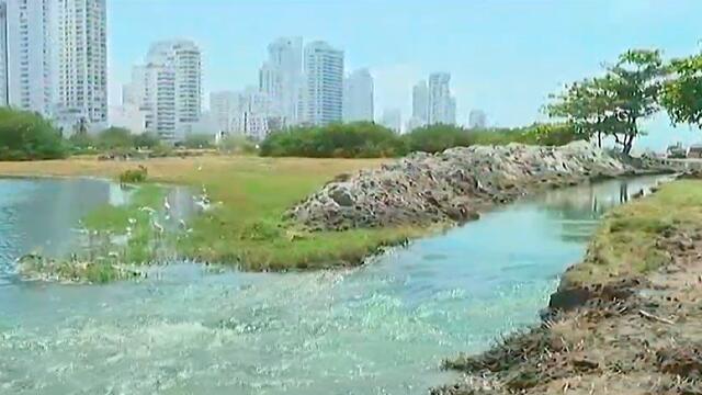Cartageneros celebran instalación de motobomba flotante para darle un respiro a El Laguito