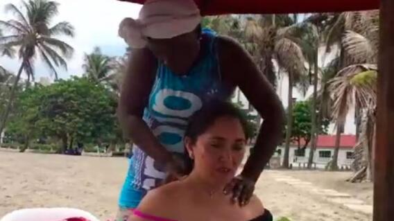 307607_Blu Radio /Turistas chilenas recibiendo masajes en Cartagena. Foto: Cortesía Noticias Caracol