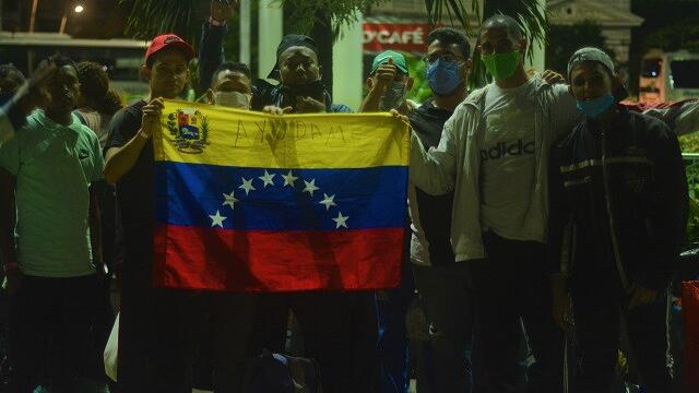 Más de 400 refugiados venezolanos iniciaron tránsito desde Cali hacia su país de origen 