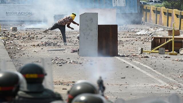 Encapuchados que llaman a la resistencia aumentan tensión en frontera entre Colombia y Venezuela