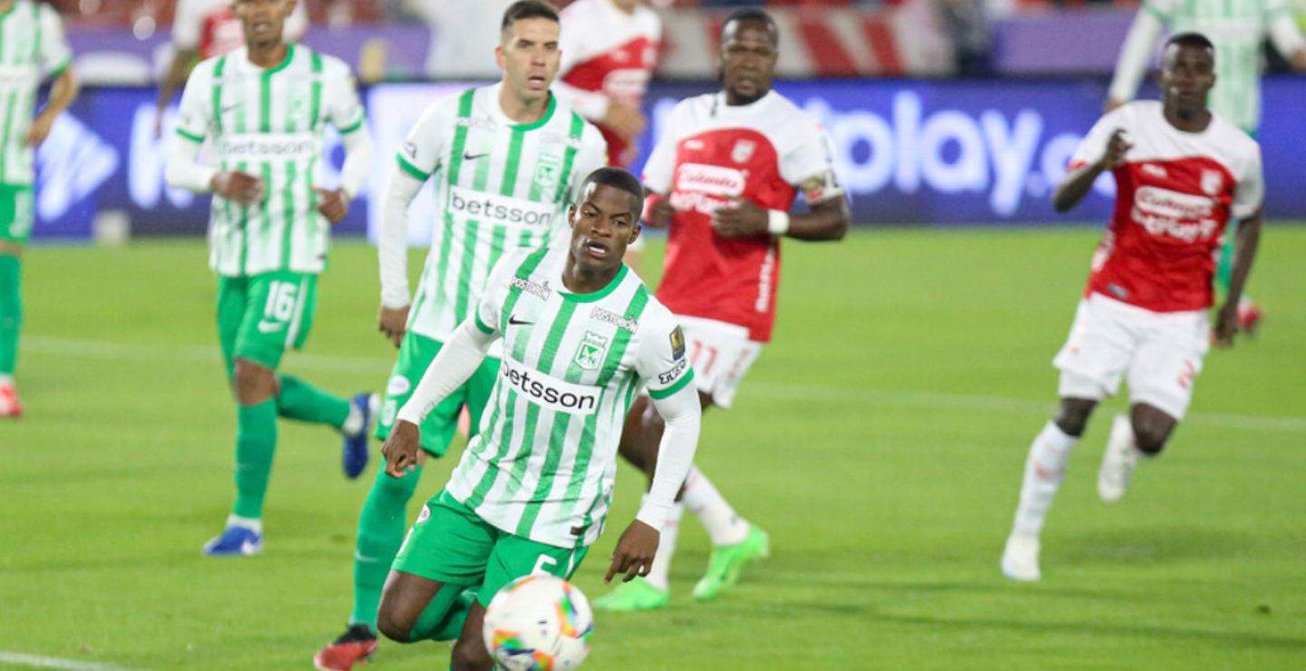 Acción de juego en el duelo entre Nacional vs. Santa Fe, por Liga BetPlay.