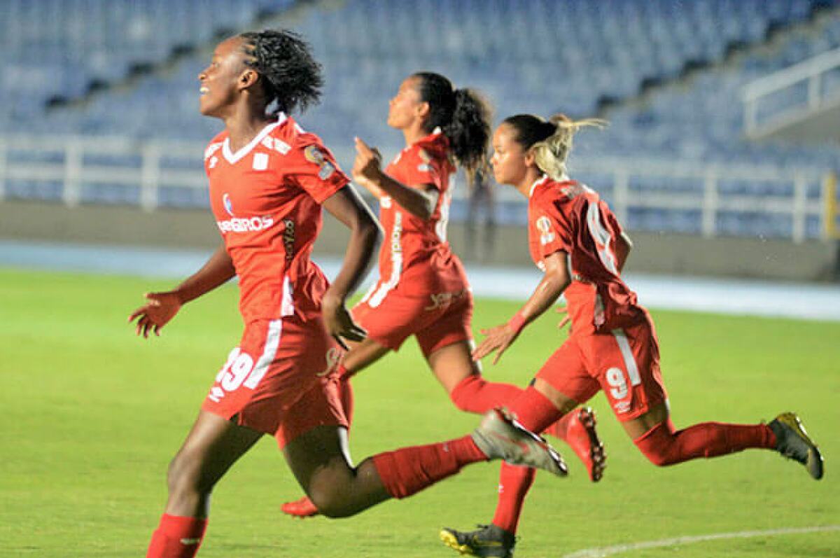 330691_americafemeninocelebra110220colwe.jpg