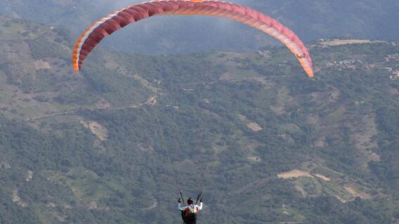 Hombre muere tras realizar una mala maniobra en parapente: ¿qué se sabe del caso? Hombre muere tras realizar una mala maniobra en parapente: ¿qué se sabe del caso?
