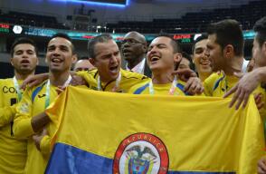 Giovanni Hernández, tercero de izquierda a derecha, fue un técnico y figura del fútbol de salón en Colombia. 