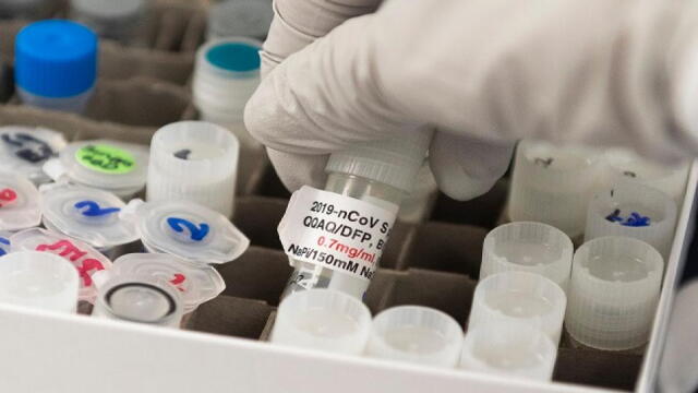 Vacuna contra COVID-19 estaría lista en un año, pero farmacéutica dijo que EE. UU. tendría prioridad