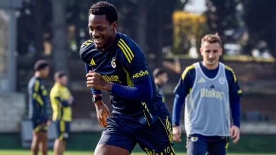 Jhon Durán en una de las prácticas del Fenerbahçe.