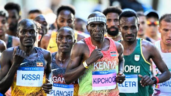 Eliud Kipchoge, atleta de Kenia, considerado como uno de los mejores del mundo, en acción de carrera Eliud Kipchoge, atleta de Kenia, considerado como uno de los mejores del mundo, en acción de carrera