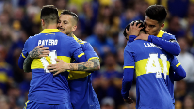 Darío Benedetto en duelo con Boca Junios.