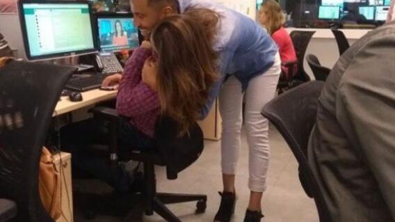 9564_La Kalle - Ilusión óptica el hombre en tacones - Foto Twitter 9564_La Kalle - Ilusión óptica el hombre en tacones - Foto Twitter