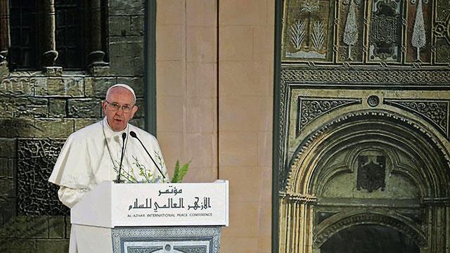 Papa Francisco denuncia en Egipto la violencia "en nombre de Dios" y el populismo