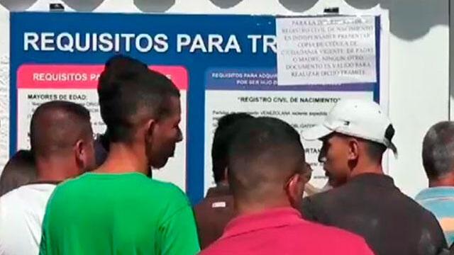 Filas de hasta 7 horas hacen venezolanos hijos de colombianos en consulado del Táchira Filas de hasta 7 horas hacen venezolanos hijos de colombianos en consulado del Táchira