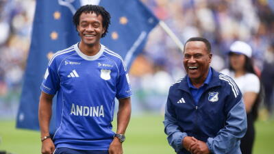 Juan Guillermo Cuadrado junto a Willington Ortiz en su presentación como nuevo jugador de Millonarios. 