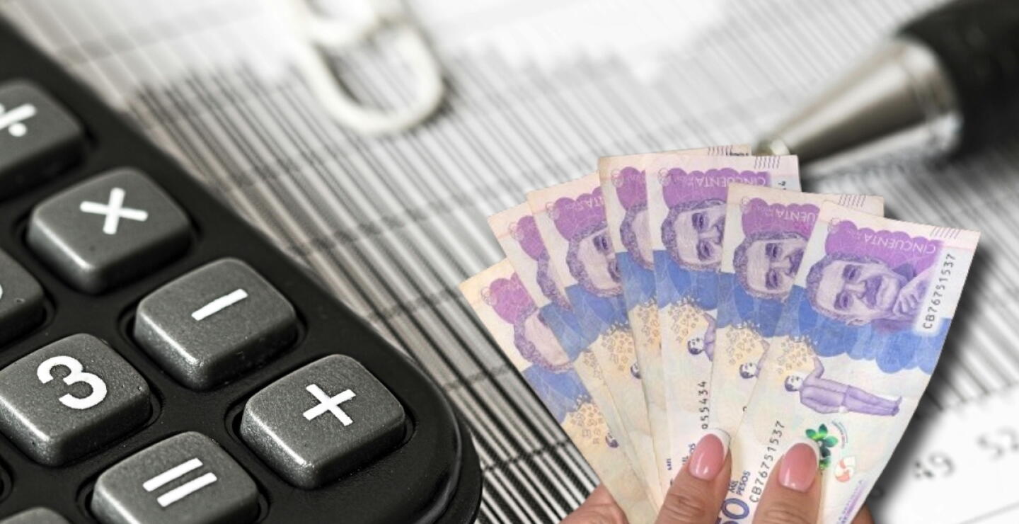 Calculadora junto a billetes colombianos.