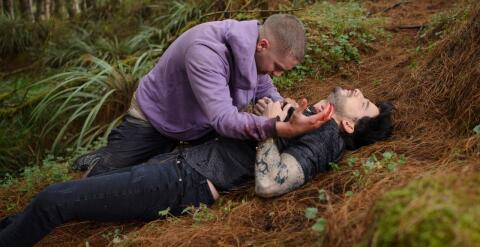 Charly enfrenta a Titano, pero recibe dos impactos de bala