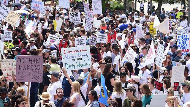 Protestas en todo EE. UU. contra la dura línea antiinmigrantes de Donald Trump