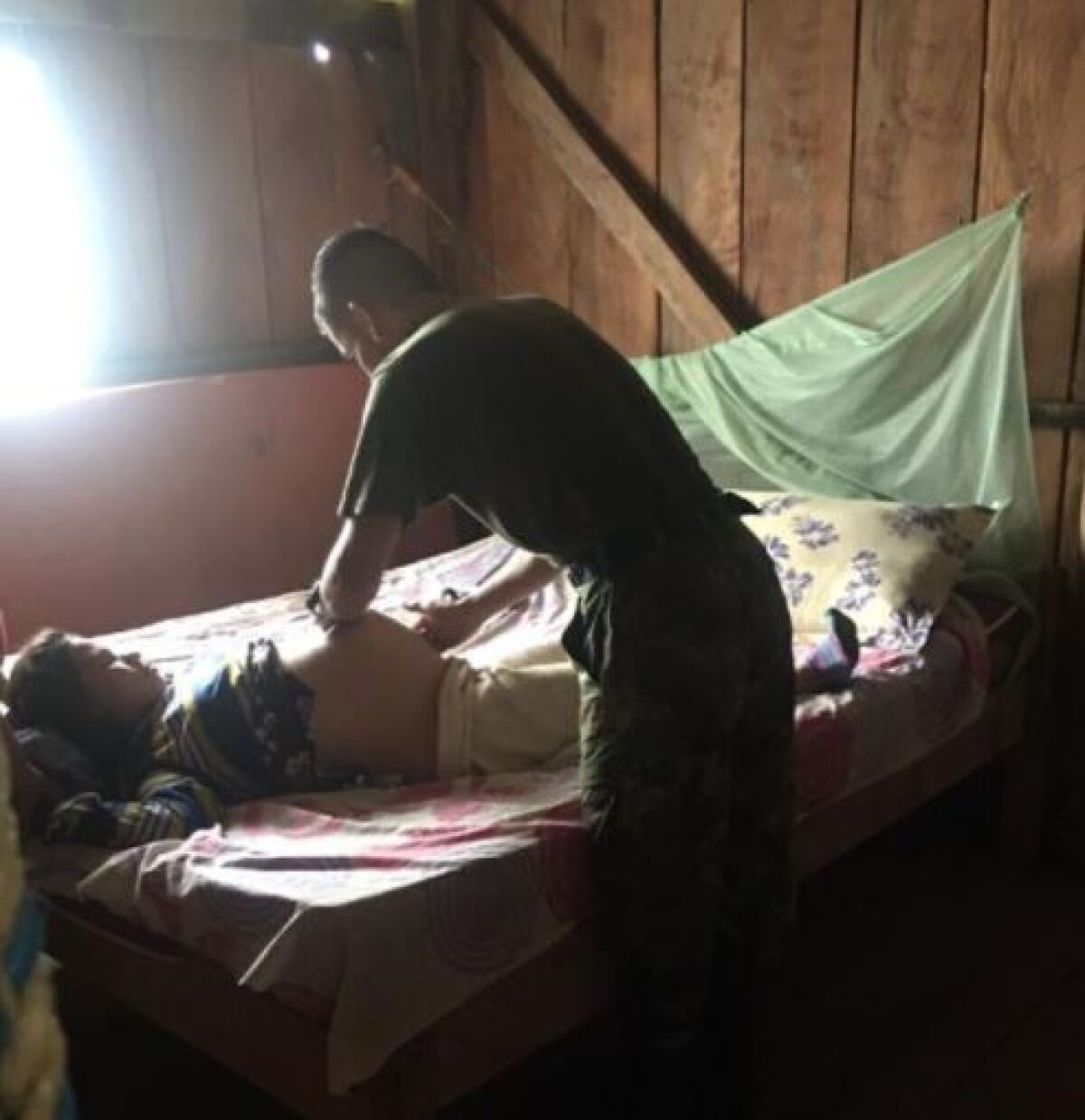 Soldado asistiendo parto - Ejército Nacional de Colombia