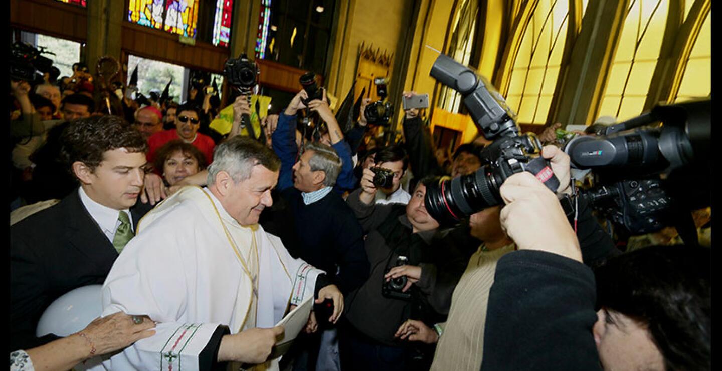 La situación llegó a tal extremo que en algún momento el religioso trastabilló evitando ser golpeado por los asistentes y estuvo a punto de perder la mitra (gorro) que utilizan los obispos como símbolo del poder y servicio espiritual.