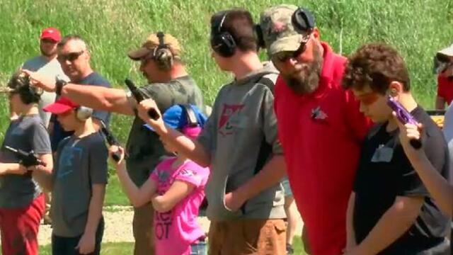 Desde los 10 años, niños se están entrenando en manejo de armas en Estados Unidos