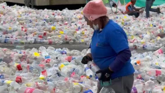 Plaza de Bolívar amaneció inundada de botellas de plástico_ recicladores exigen pagos justos Plaza de Bolívar amaneció inundada de botellas de plástico_ recicladores exigen pagos justos