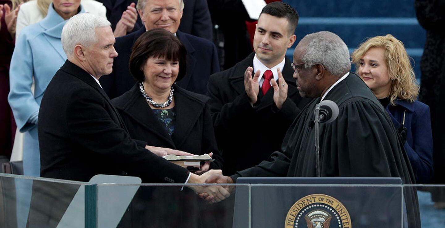 Mike Pence promete defender la Constitución y jura como vicepresidente de EE. UU.
