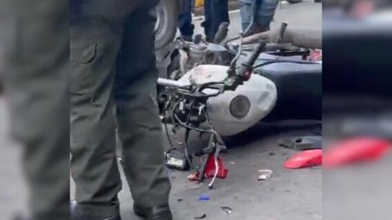 Graban a mujer probando la sangre de personas que fallecieron en accidente de tránsito Graban a mujer probando la sangre de personas que fallecieron en accidente de tránsito