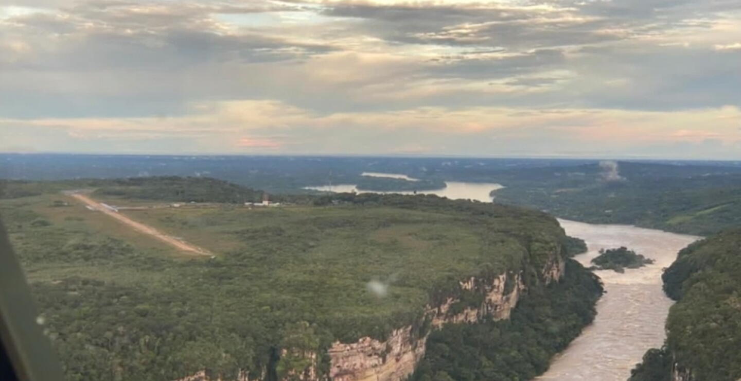 “Abandono total”: así es la pista de donde voló avioneta con niños que acabaron perdidos en la selva 