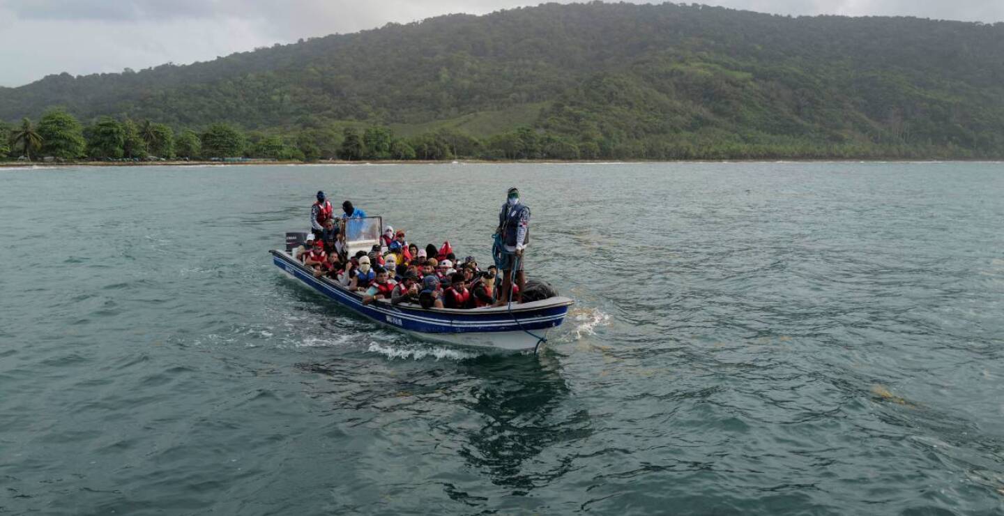 Embarcación con migrantes en Panamá.