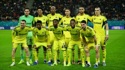 Fenerbahçe en partido contra Steaua de Bucarest por la Europa League.