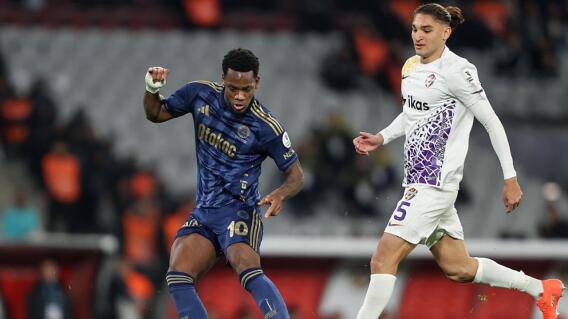 Jhon Durán (10) en acción de juego con Fenerbahçe frente al Eyüpspor.