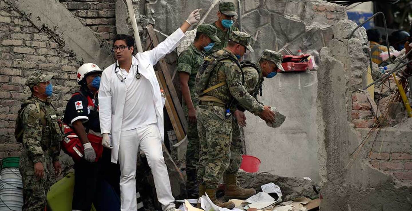El ejército mexicano se ha unido a los esfuerzos de búsqueda en las calles del distrito federal.