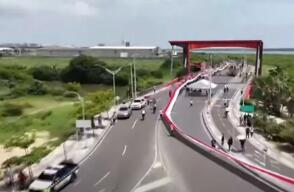 Junior de Barranquilla celebra su centenario ondeando la bandera más grande del mundo