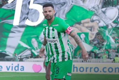 Edwin Cardona en medio del clásico entre Nacional y Medellín.