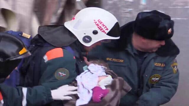 Milagro en Año Nuevo: hallan viva a bebé de once meses bajo escombros de edificio en Rusia