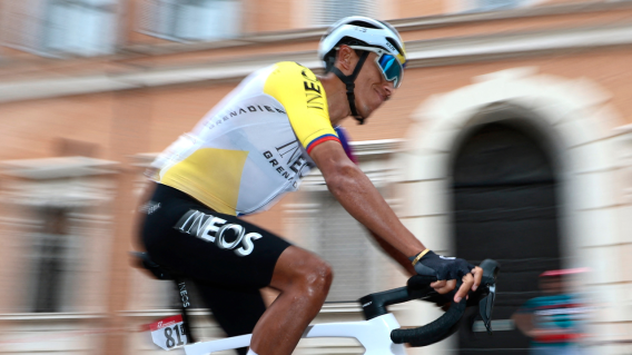 Egan Bernal (INEOS Grenadiers), en medio de la etapa 12 del Giro de Italia 2025