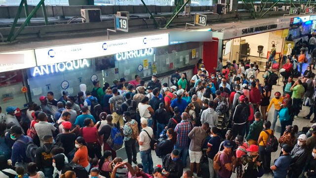 Caótico inicio de cuarentena nacional en Medellín: aglomeraciones en metro y terminal del norte