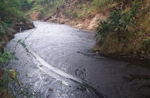 302569_BLU Radio. Atienden emergencia por derrame de petróleo en Santander/ foto: suministrada