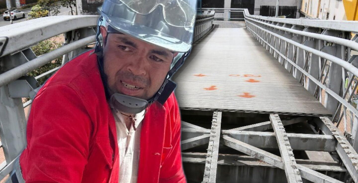 Obrero del IDU junto a puente peatonal sin láminas. 