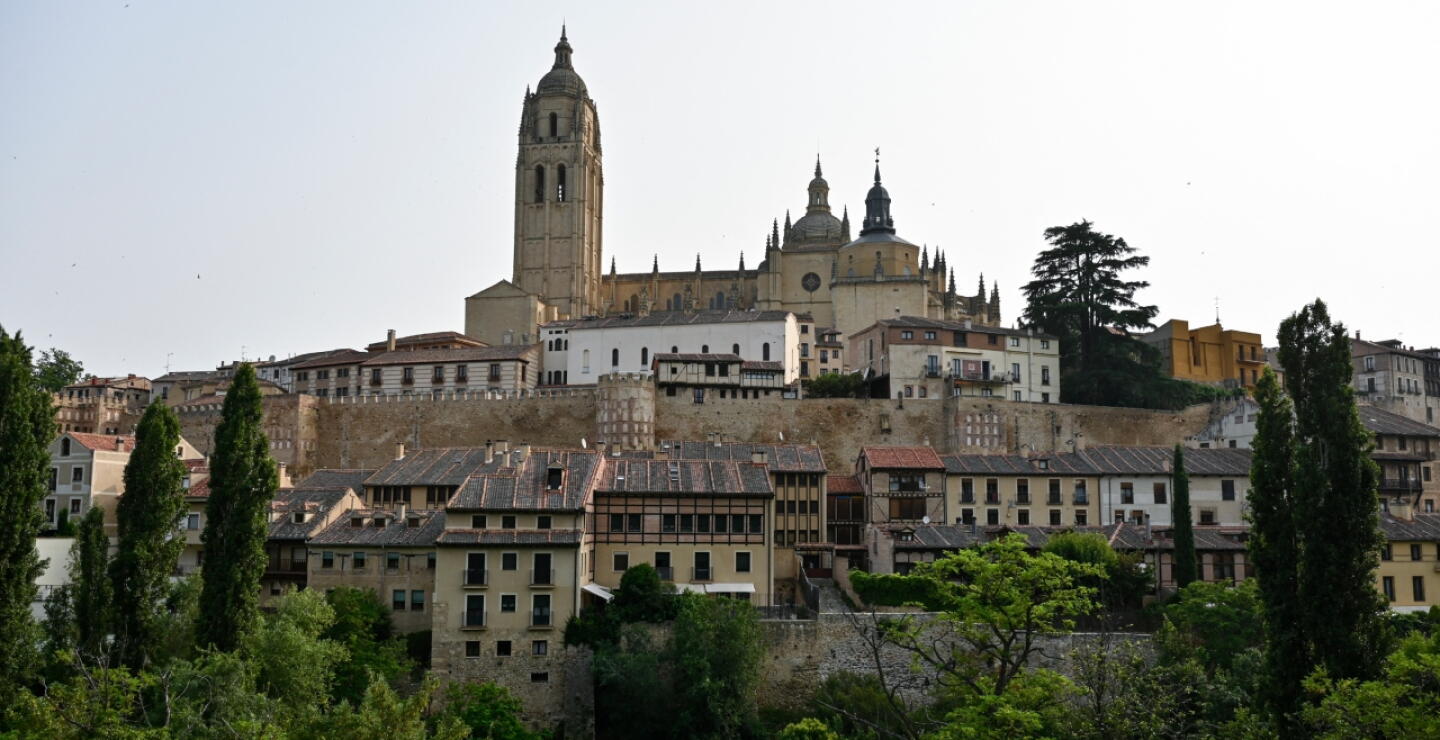  Catedral y las murallas medievales que rodean toda la ciudad de Segovia en la región de Castilla y León - Efemérides