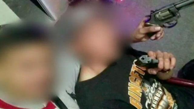 Menores usan las redes sociales para alardear con sus armas y con lo que roban