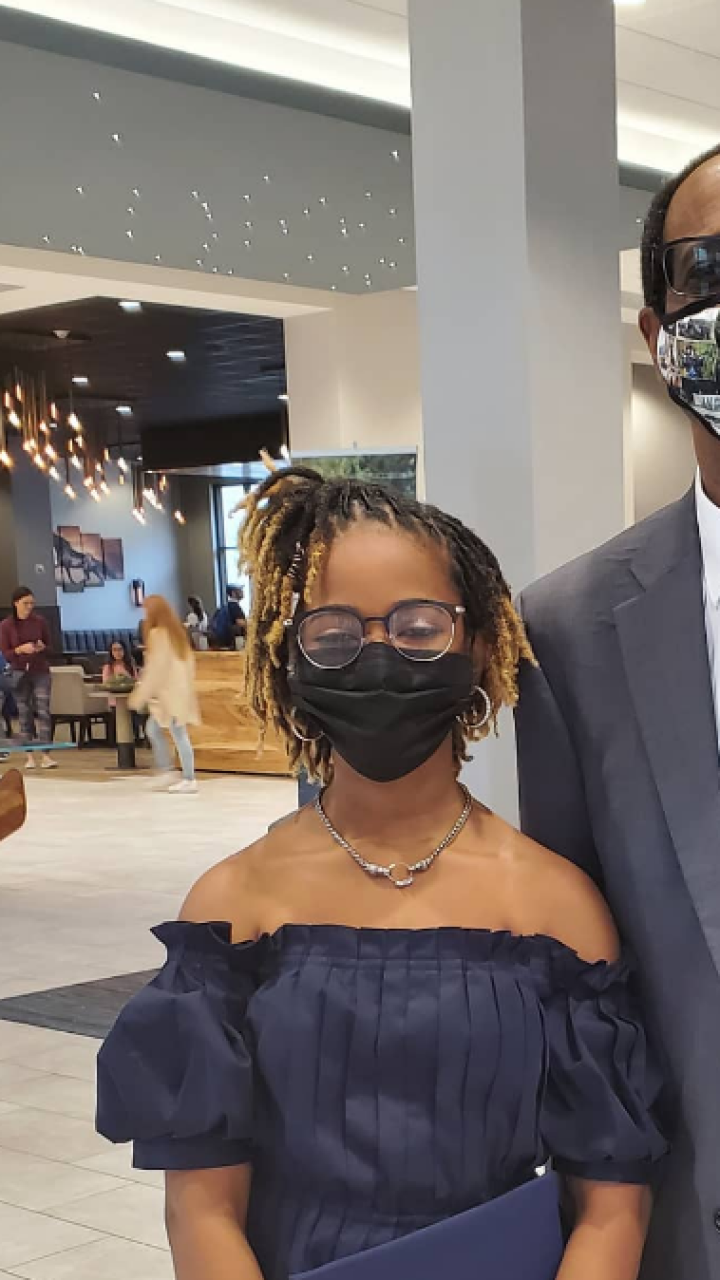 Adolescente se convierte en la estudiante afrodescendiente más joven en ser aceptada en una escuela de medicina